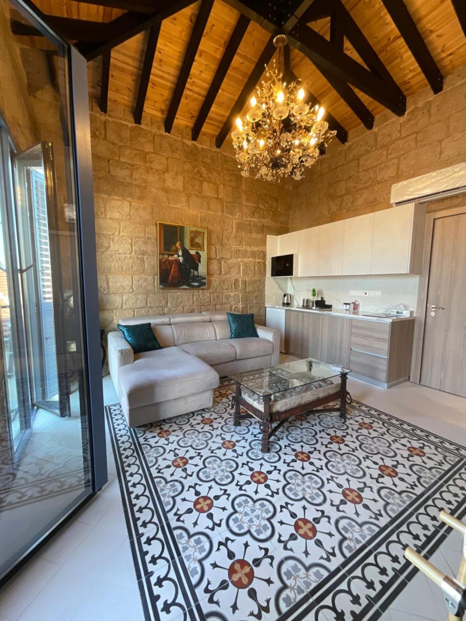 Le Voyageur By The Sea - Furnished Rooms ลาร์นาคา ภายนอก รูปภาพ